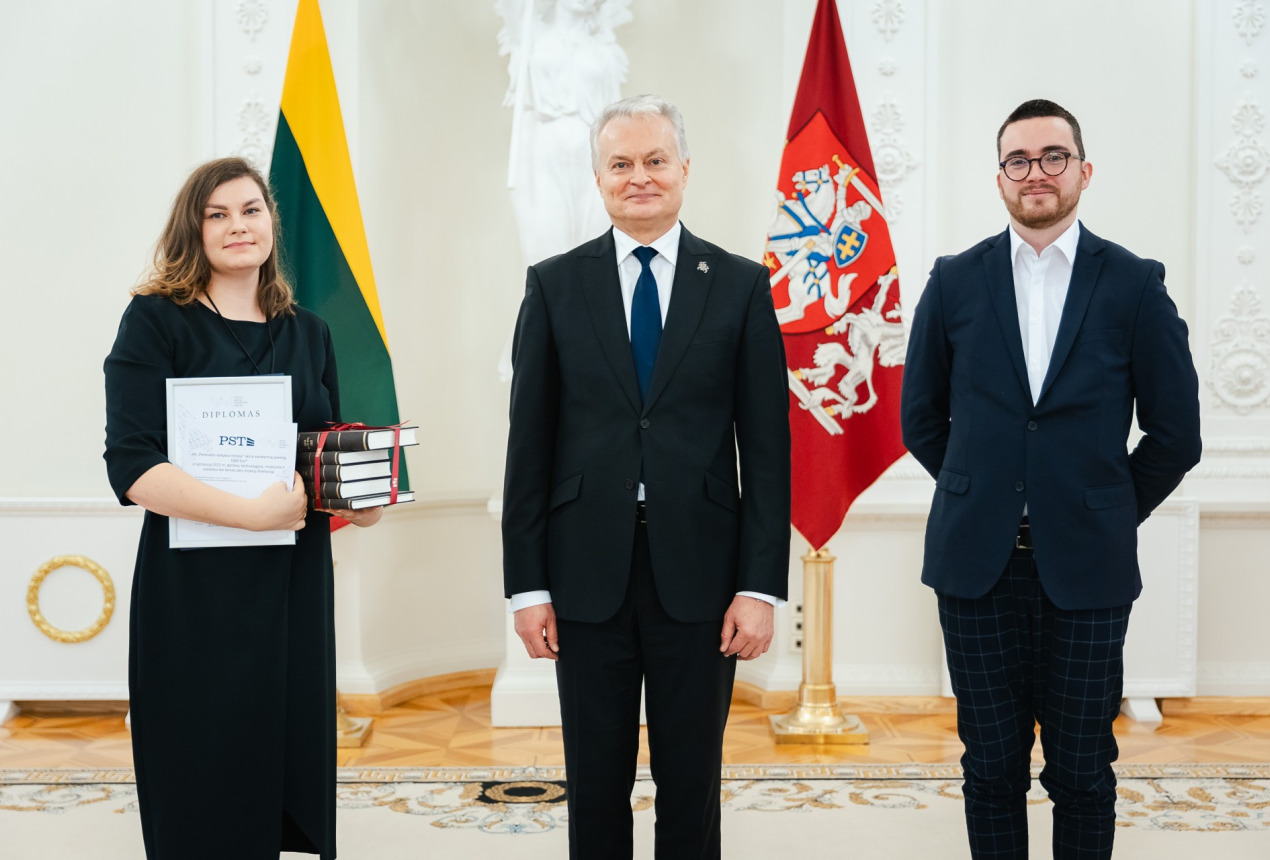 Dr. Agnė Zdaniauskienė, President Gitanas Nausėda and Chairman of the LJMS Council Vytautas Kučinskas. Photo: Eitvydas Kinaitis / Office of the President of the Republic of Lithuania