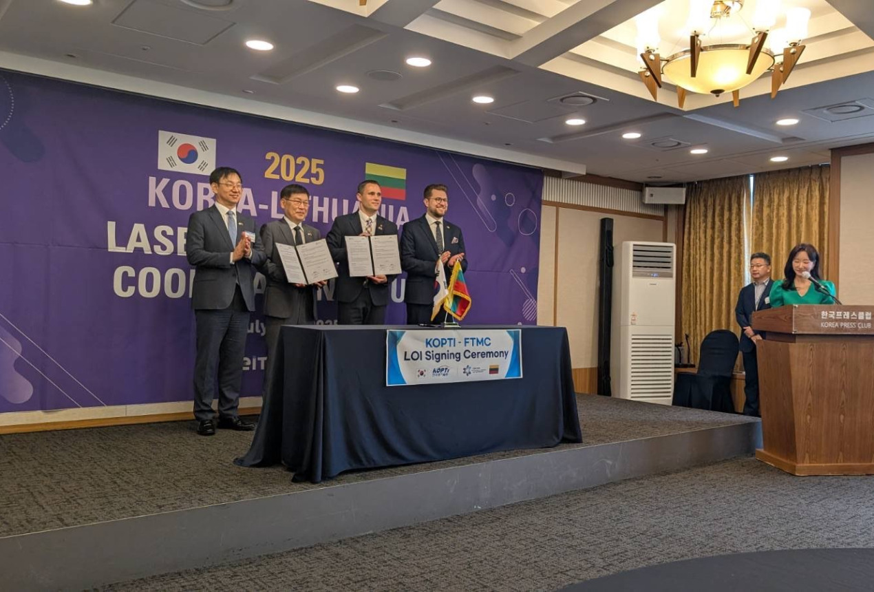 FTMC Director Ramūnas Skaudžius signs a Letter of Intent with the Korea Photonics Technology Institute.