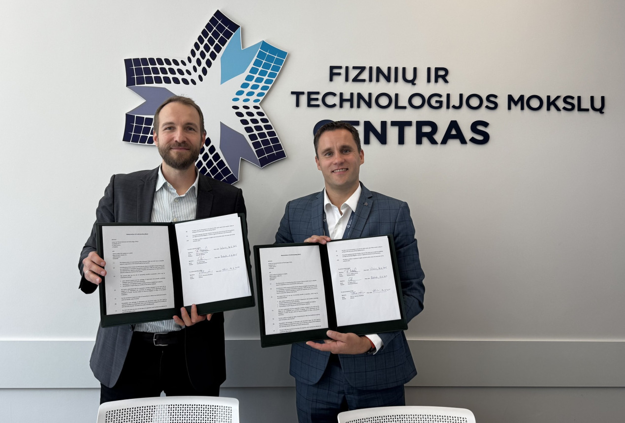 LIKAT mokslinis direktorius prof. dr. Robertas Francke ir FTMC direktorius prof. dr. Ramūnas Skaudžius. FTMC nuotrauka