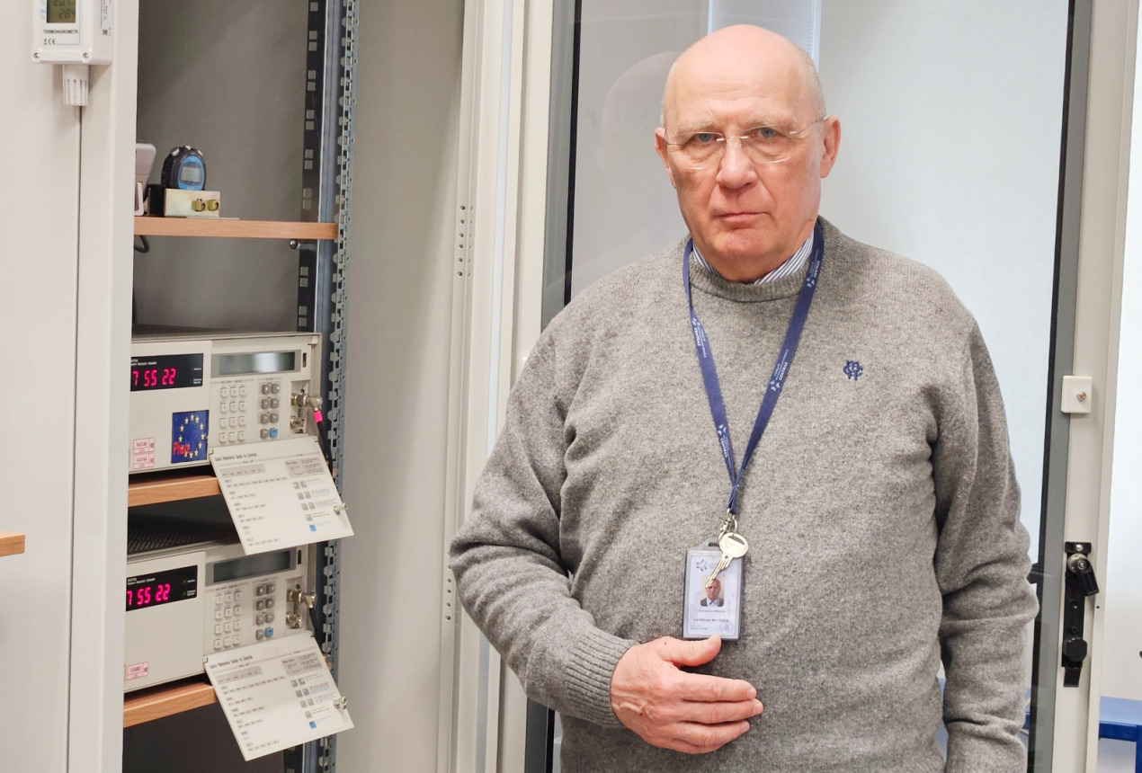 Dr. Rimantas Miškinis prie vienintelių Lietuvoje atominių laikrodžių. FTMC nuotrauka