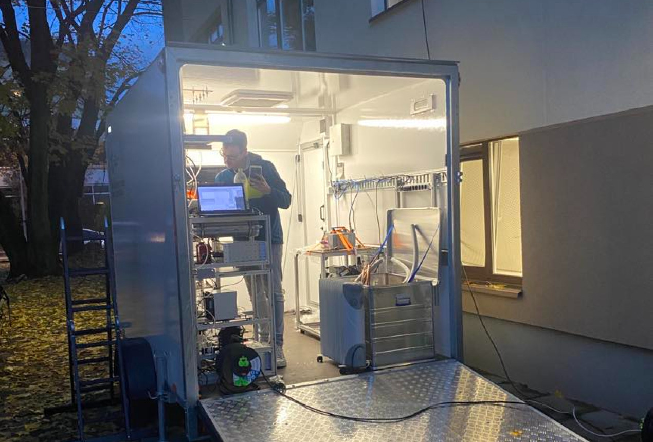 FTMC Aplinkotyros skyriaus mokslininkai montuoja mobilią oro taršos laboratoriją prie vienos iš Vilniaus mokyklų. Linos Davulienės nuotrauka