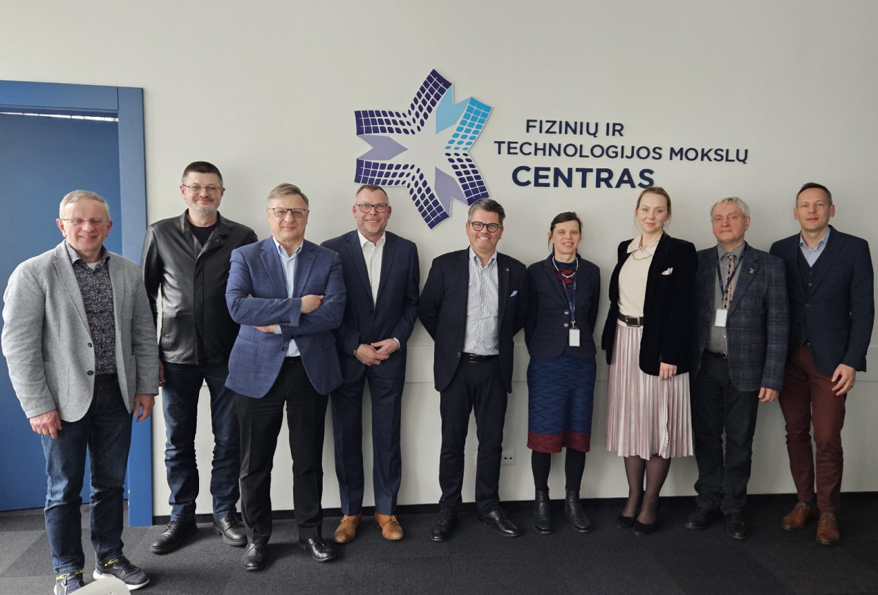 Iš kairės: Gintaras Vilda, Arūnas Urbšys, dr. Vladimir Popov, Danielis Pero, Johnas Kitchingmanas, dr. Rasa Pauliukaitė, dr. Kristina Plauškaitė-Šukienė, prof. habil. dr. Gintaras Valušis ir dr. Saulius Tumėnas. FTMC nuotrauka