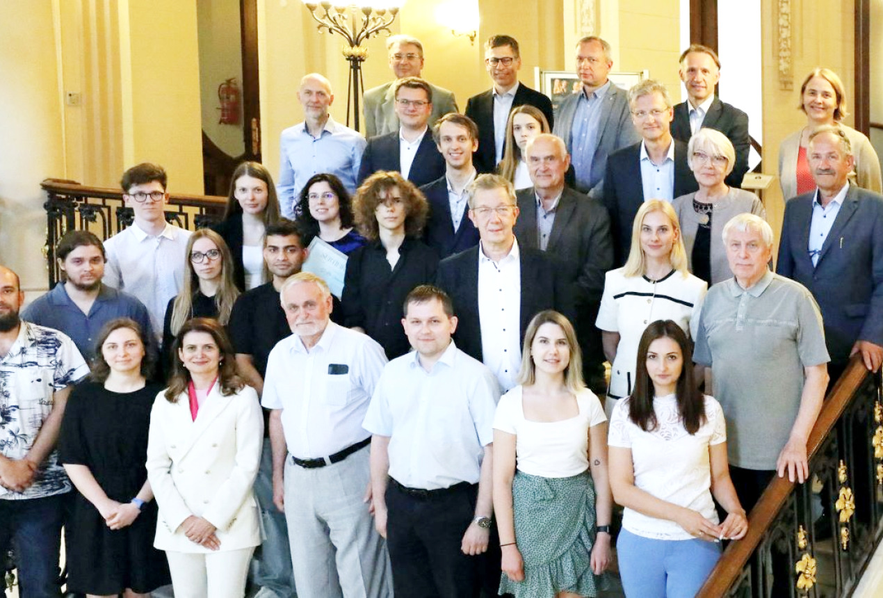 Konkurso nugalėtojai su vertinimo komisijos nariais. Virginijos Valuckienės / LMA nuotrauka