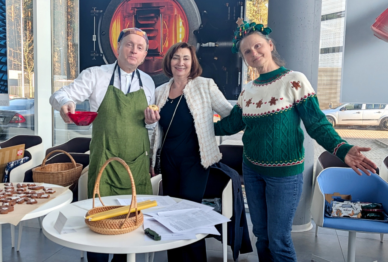 Prof. habil. dr. Gintaras Valušis, mugės organizatorė Janina Stankevič ir dr. Renata Butkutė. FTMC nuotrauka