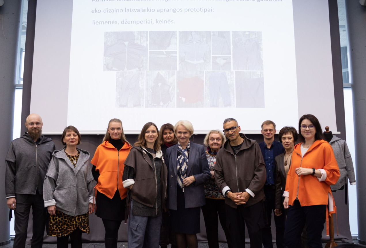 FTMC mokslininkai su dizaineriu Seržu Gandžumianu, apsirengę naujos kartos savaime suyrančiais drabužiais. Domanto Jakaičio nuotrauka