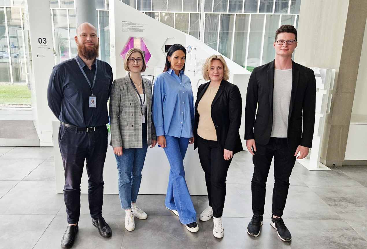 Iš kairės: FTMC inovacijų vadybininkai Karolis Stašys bei Irina Fiodorova, LATIA generalinė direktorė Gytė Bėkštienė bei projektų vadovė Jolanta Urvikienė ir FTMC inovacijų vadybininkas Mantas Skaržinskas. FTMC nuotrauka 