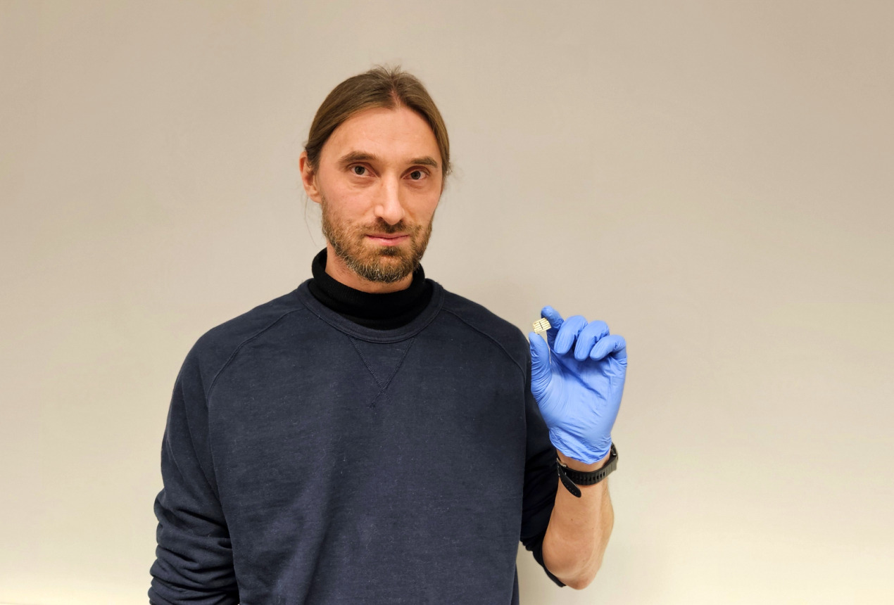 Dr. Marius Franckevičius ir perovskito saulės elementas. FTMC nuotrauka