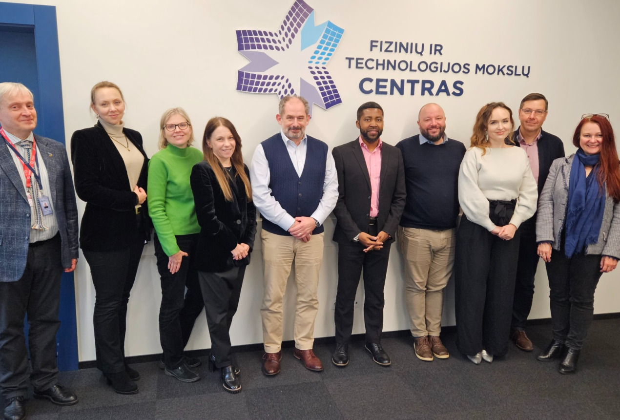 Prof. Gintaras Valušis, dr. Kristina Plauškaitė-Šukienė, Miglė Masaitytė, dr. Steigvilė Byčenkienė, prof. Kirkas Semple'as, dr. Akanimo Odonas, dr. Stuartas Waglandas, Jolanta Revaitienė, Gintaras Steponavičius ir Sigita Auvertin. FTMC nuotrauka