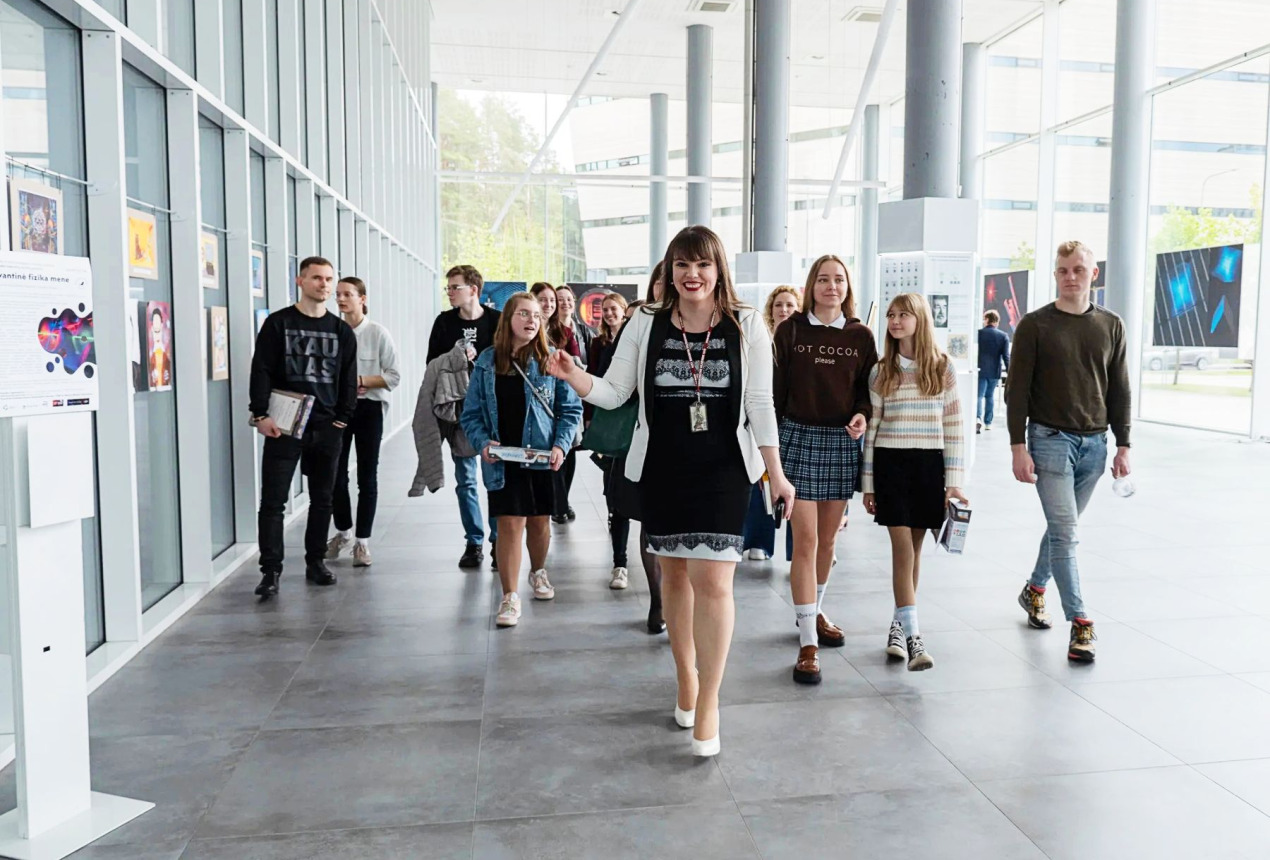 Dr. Mažena Mackoit-Sinkevičienė su Pasaulinės kvantinės dienos dalyviais, 2022 m. Pasaulinekvantinediena.lt nuotrauka