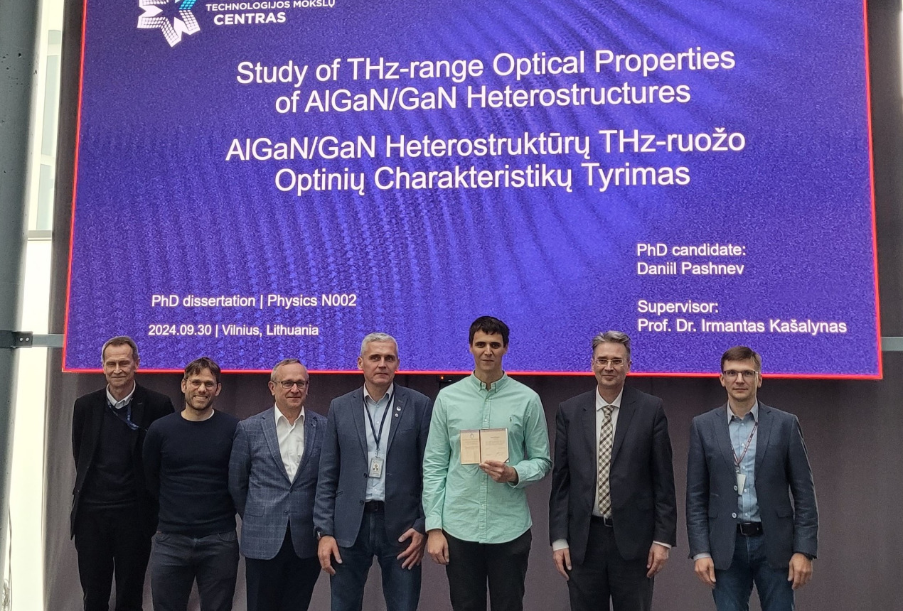 D. Pashnev (viduryje, šviesiai žaliais marškiniais) su moksliniu vadovu ir disertacijos gynimo komisija. FTMC nuotrauka.