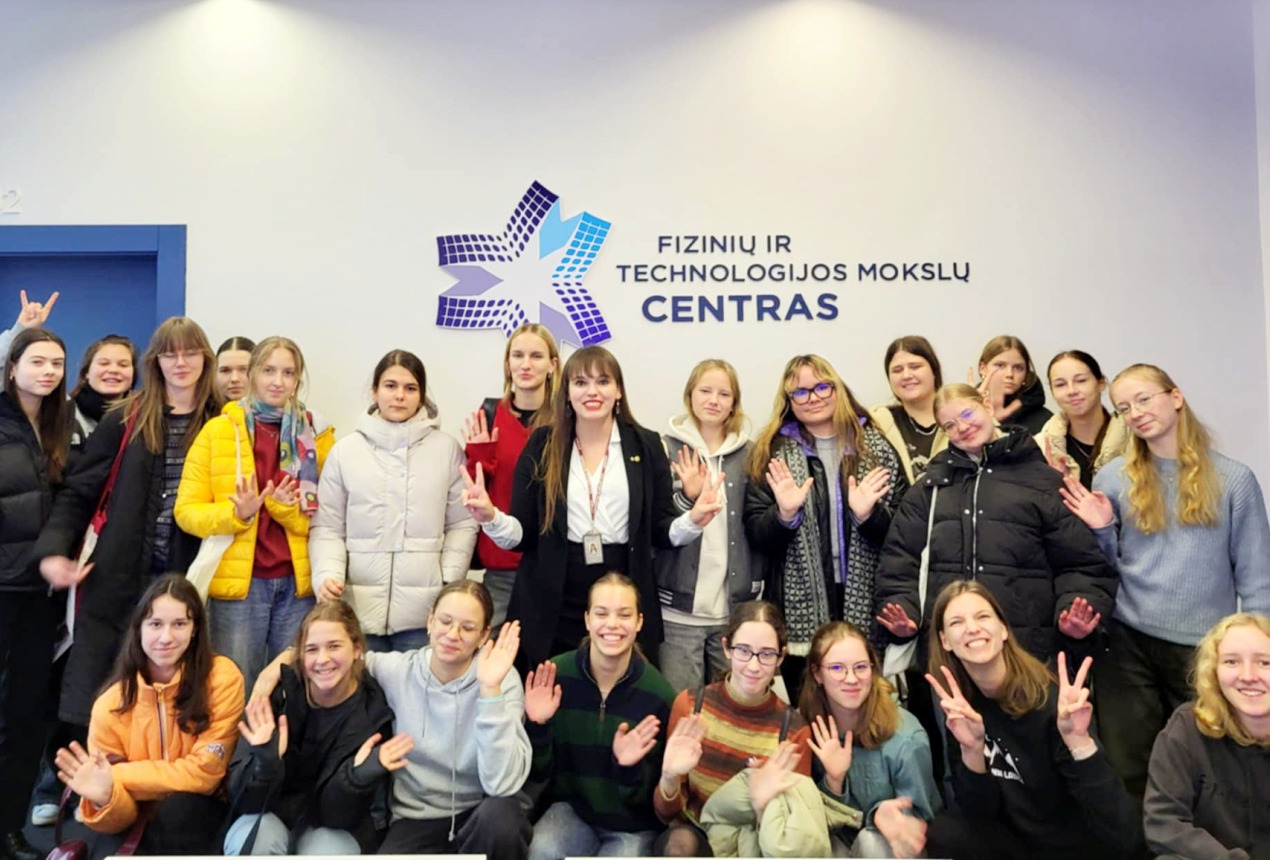 Dr. Mažena Mackoit-Sinkevičienė ir moksleivių stovyklos TEAM STEAM dalyvės. Žinių ekonomikos forumo nuotrauka