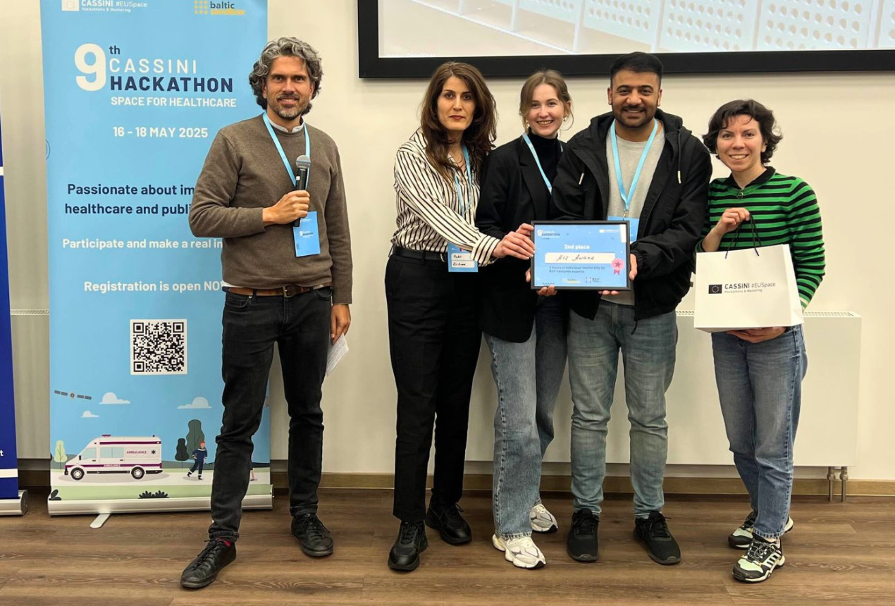 Stefan Schneider, Jury member and special guest at the 9th Cassini Hackathon, Space downstream Entrepreneurship Officer at the EUSPA with the "AIr Aware" team: Dr Mehri Davtalab, Abdullah Khan, Sonata Pleskytė, and Dr Daria Pashneva. Photo: FTMC