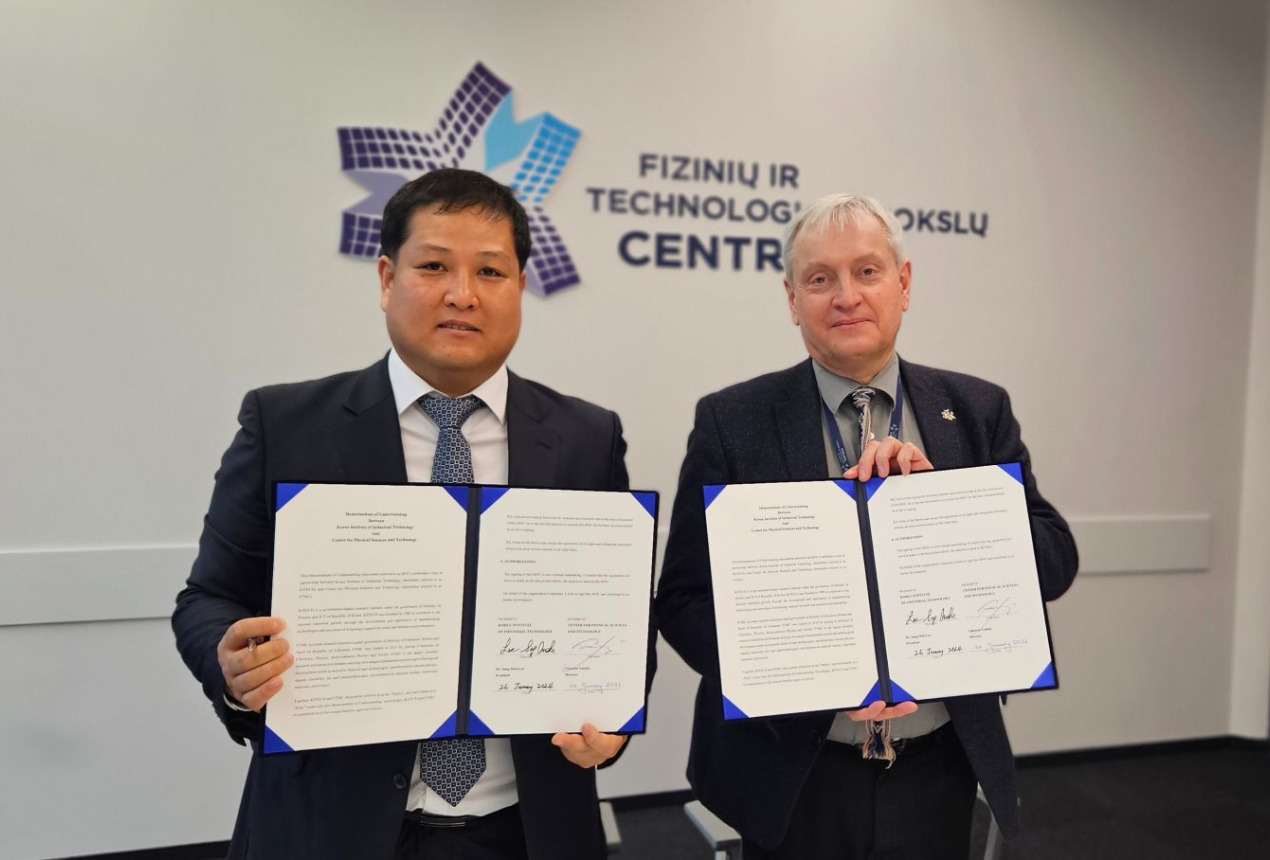 Dr. Kyoung-Tae Parkas ir prof. Gintaras Valušis. FTMC nuotrauka