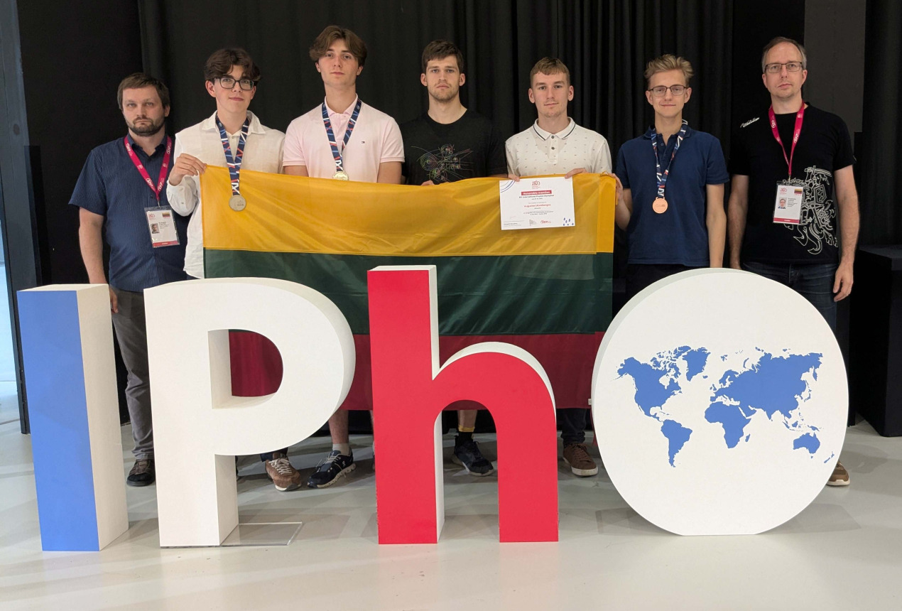 Olimpiadoje dalyvavę mokiniai kartu su komandos vadovais. LINEŠA nuotr.