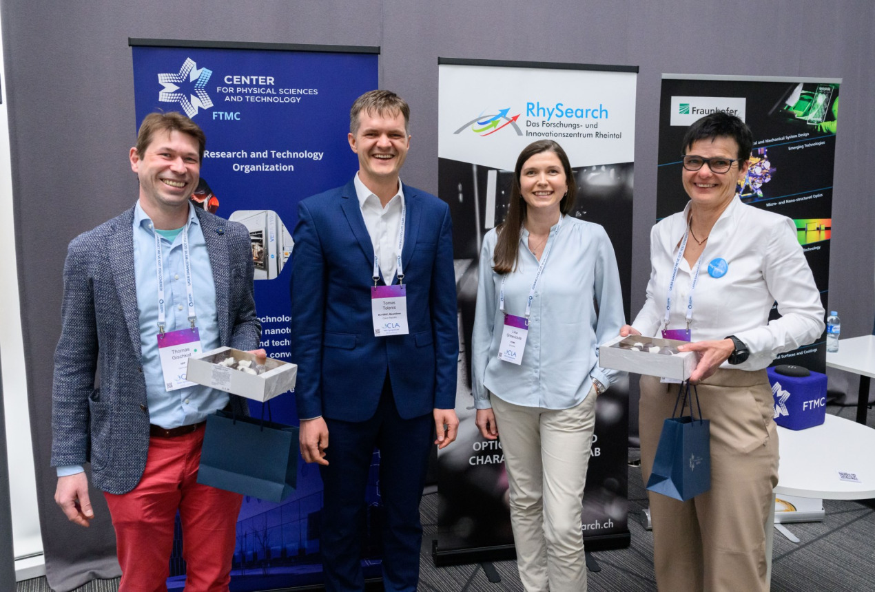 Simpoziumo OCLA organizatoriai (iš kairės): dr. Thomas Gischkatas (Fraunhofer IOF, Vokietija), dr. Tomas Tolenis ir dr. Lina Grinevičiūtė (FTMC Optinių dangų laboratorija) ir Heidi Thomé („RhySearch“, Šveicarija). Neilo Garejevo nuotrauka